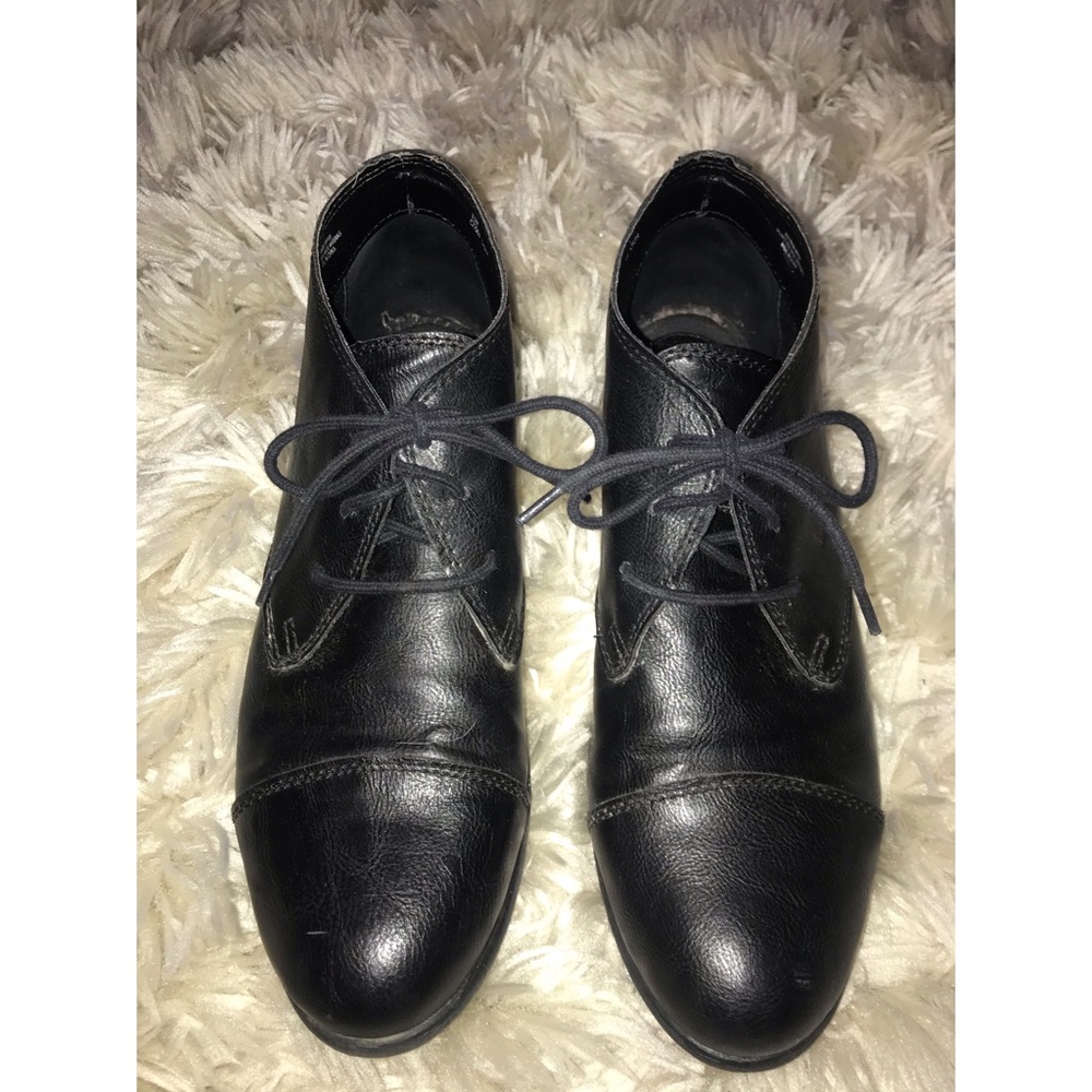 Black faux-leather lace up booties🥾